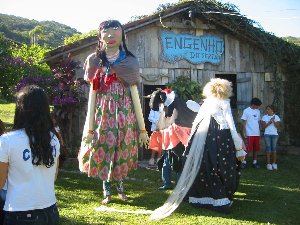 Apresentação do Boi de Mamão e bonecos na frente do Engenho do Sertão