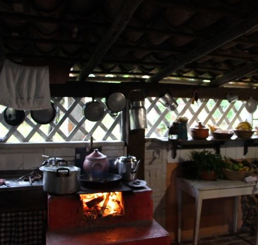 Cozinha tradicional com fogão a lenha no Engenho do Sertão