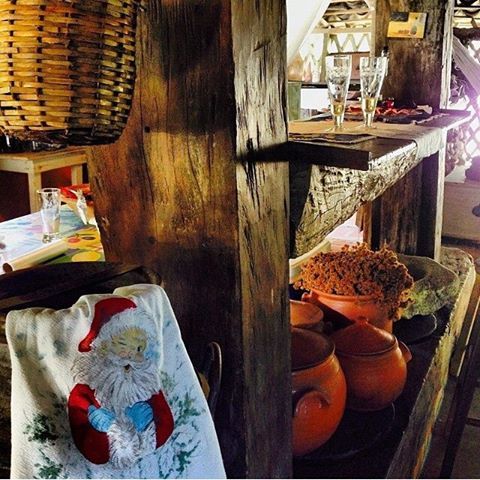 Interior do engenho com louças, potes e objetos do cotidiano tradicional