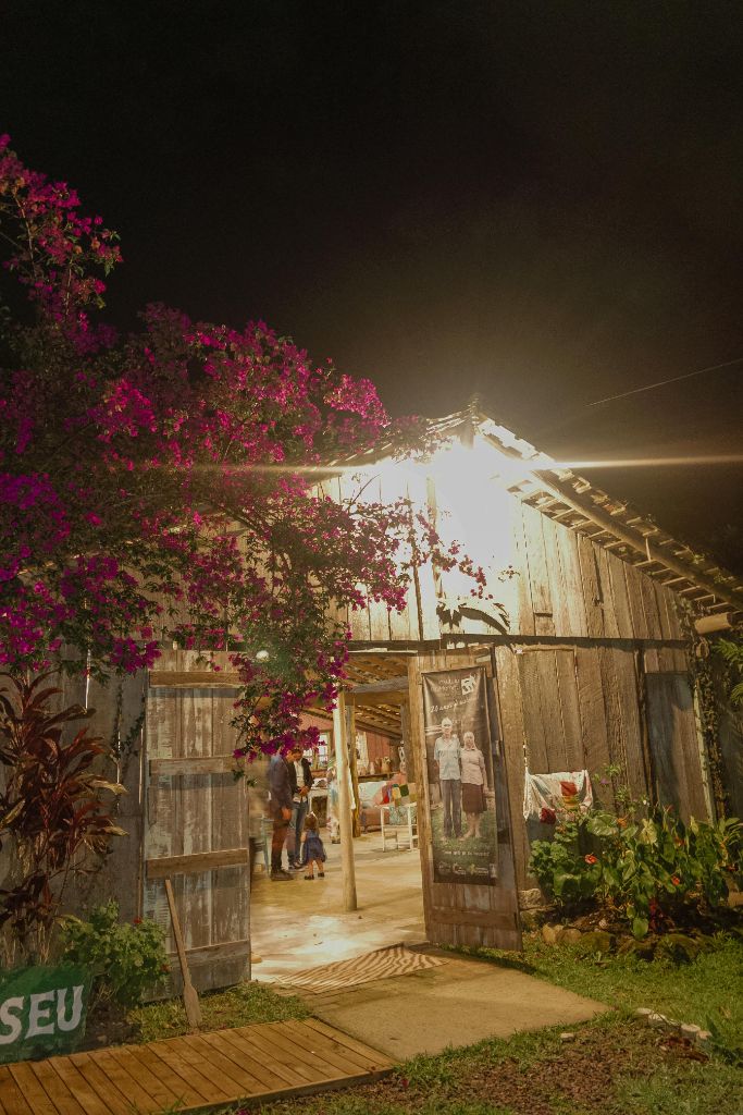 Museu Comunitário Engenho do Sertão iluminado à noite com buganvílias — Bombinhas, SC